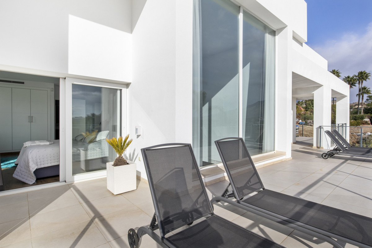 677c92d99cc341ce57b7a6eed78e7c18 - 28