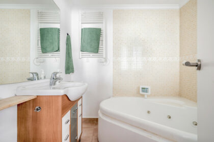 6825f48c0edb7e0a22fcfd99e6dac410 - 18