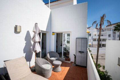 695ca61117f187425790d67d1f0c2196 - 24