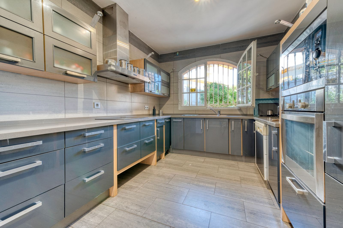 6b6e0be125974fb976c1249782db9f4b - 13