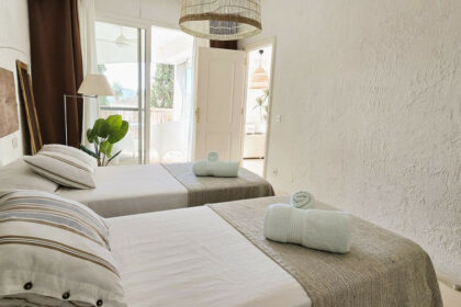 6b9bf44814a8a147c30a4a3971703c64 - 13