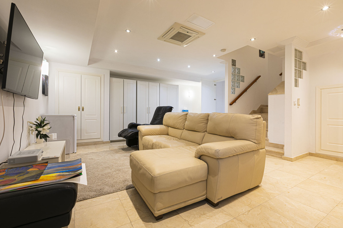 74377c94d9ec2b12616c8f2503eb7de0 - 51