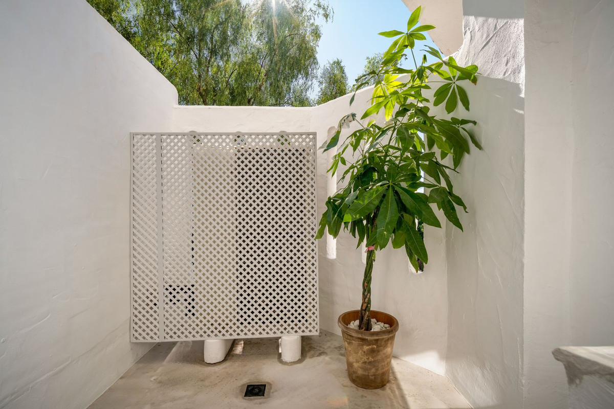 78c1b63a5405bb98a0ec7dff42188541 - 22