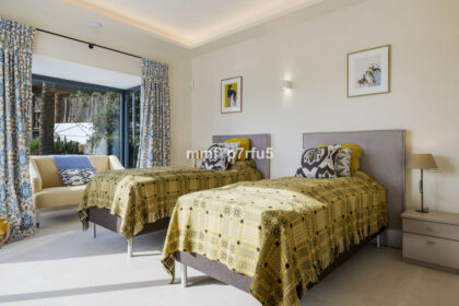 8108e9671f8ff5d3699f0d69970ba7ad - 16