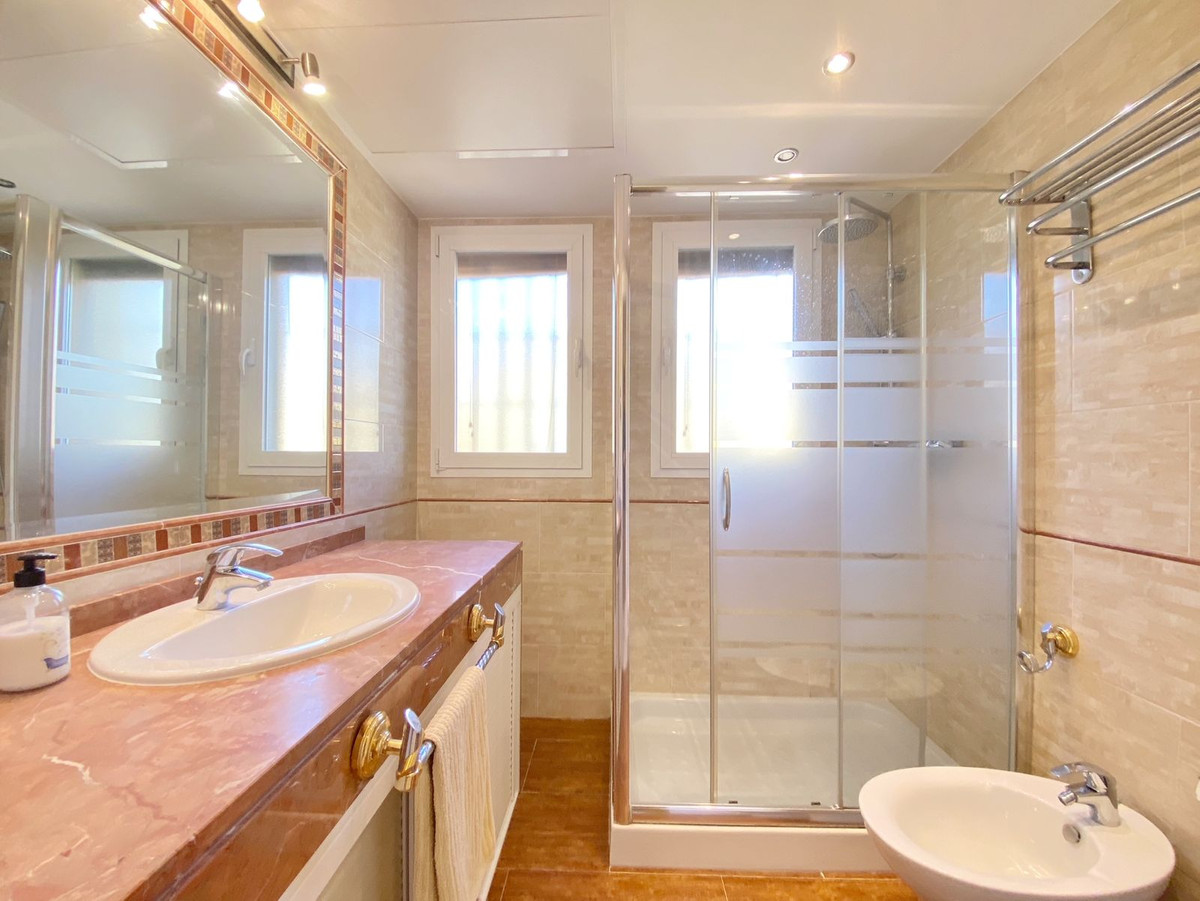 8f3e87d21a642ba0f9d2fdc1b746731e - 18