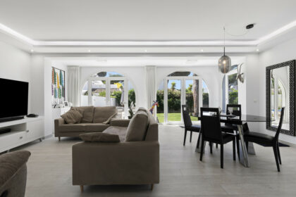 9ee63927d4ee2946ca167898e0362de1 - 2