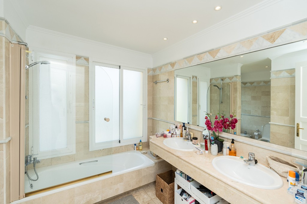 ae494a9afc5862b0e41b46cb8cc2ee57 - 16