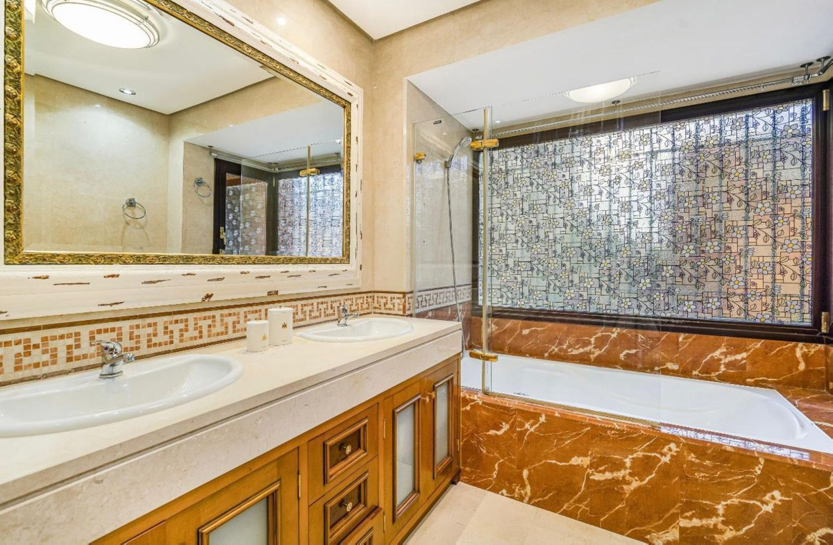 b071de3b02b8d2ad531405f2af9aef2e - 15