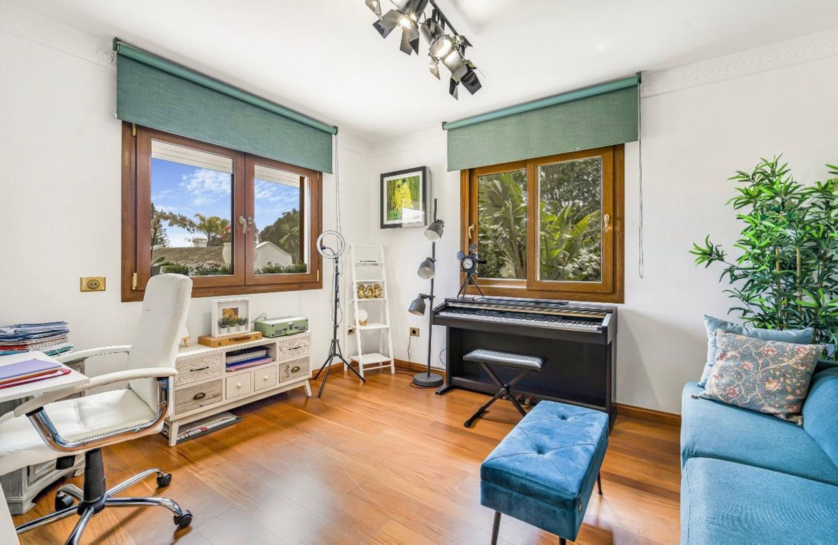 b071de3b02b8d2ad531405f2af9aef2e - 27