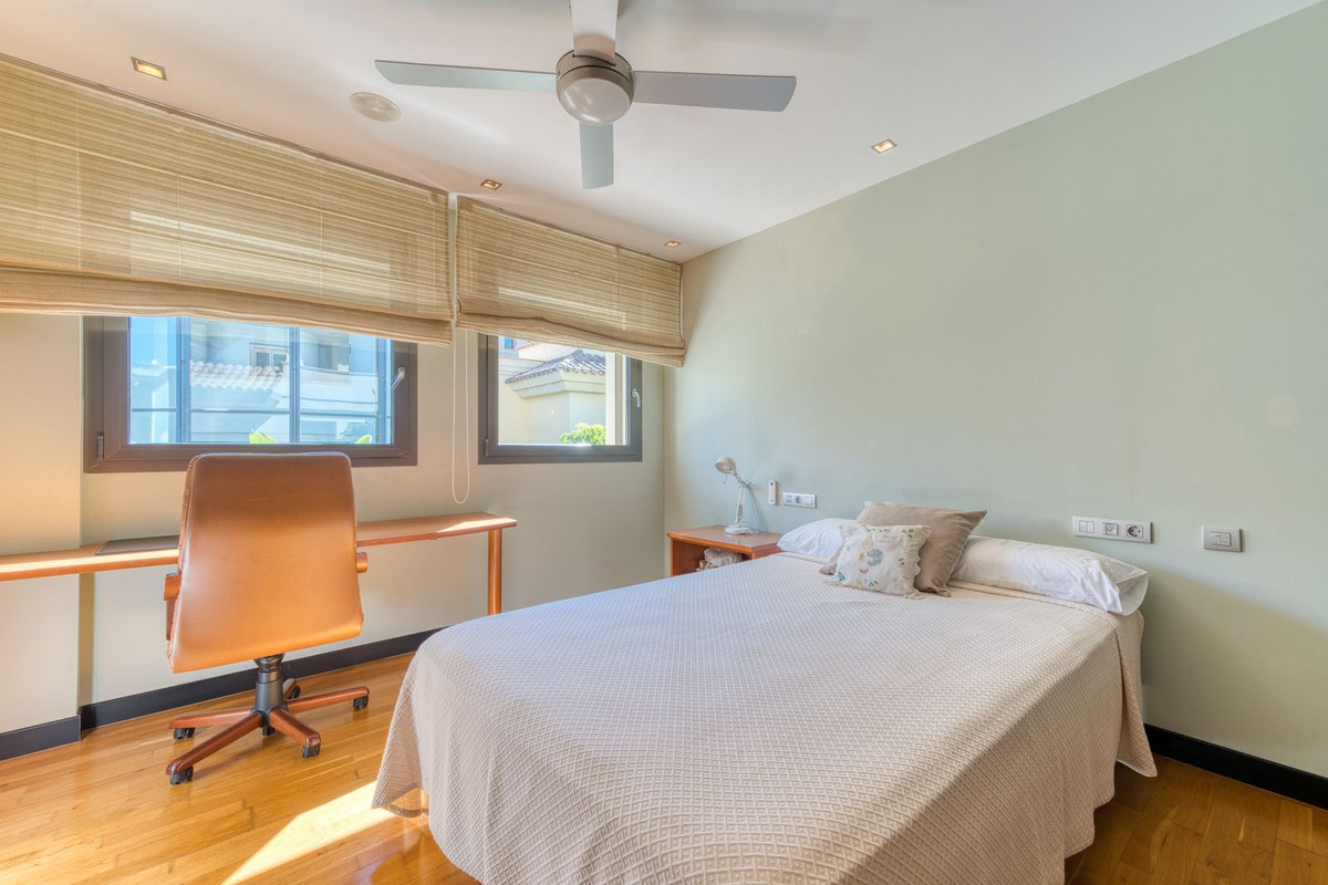 b9b9977a7425fafc0adf774e92ca54fa - 18