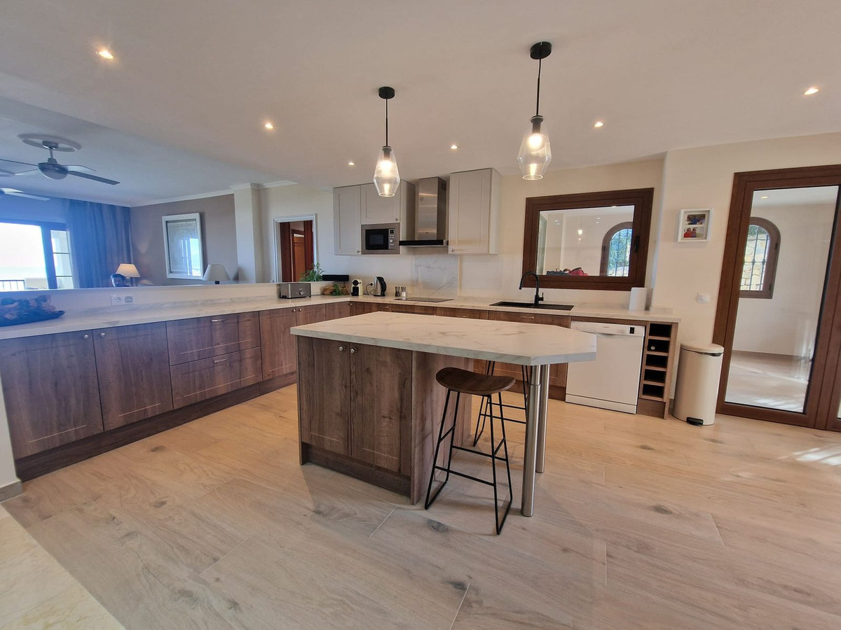 c19ff09a4575073e669f9a0069f7f4eb - 11