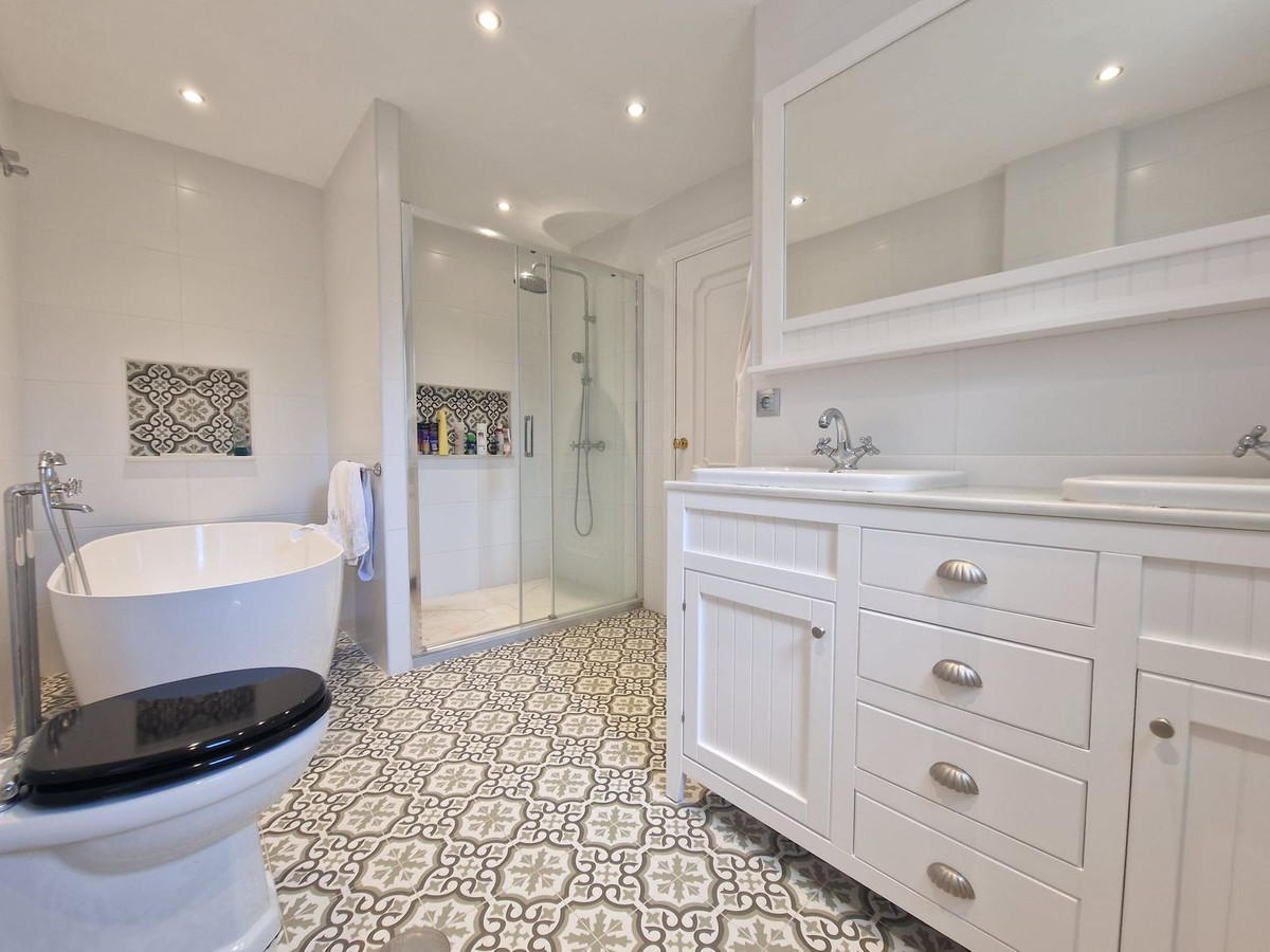 c19ff09a4575073e669f9a0069f7f4eb - 16