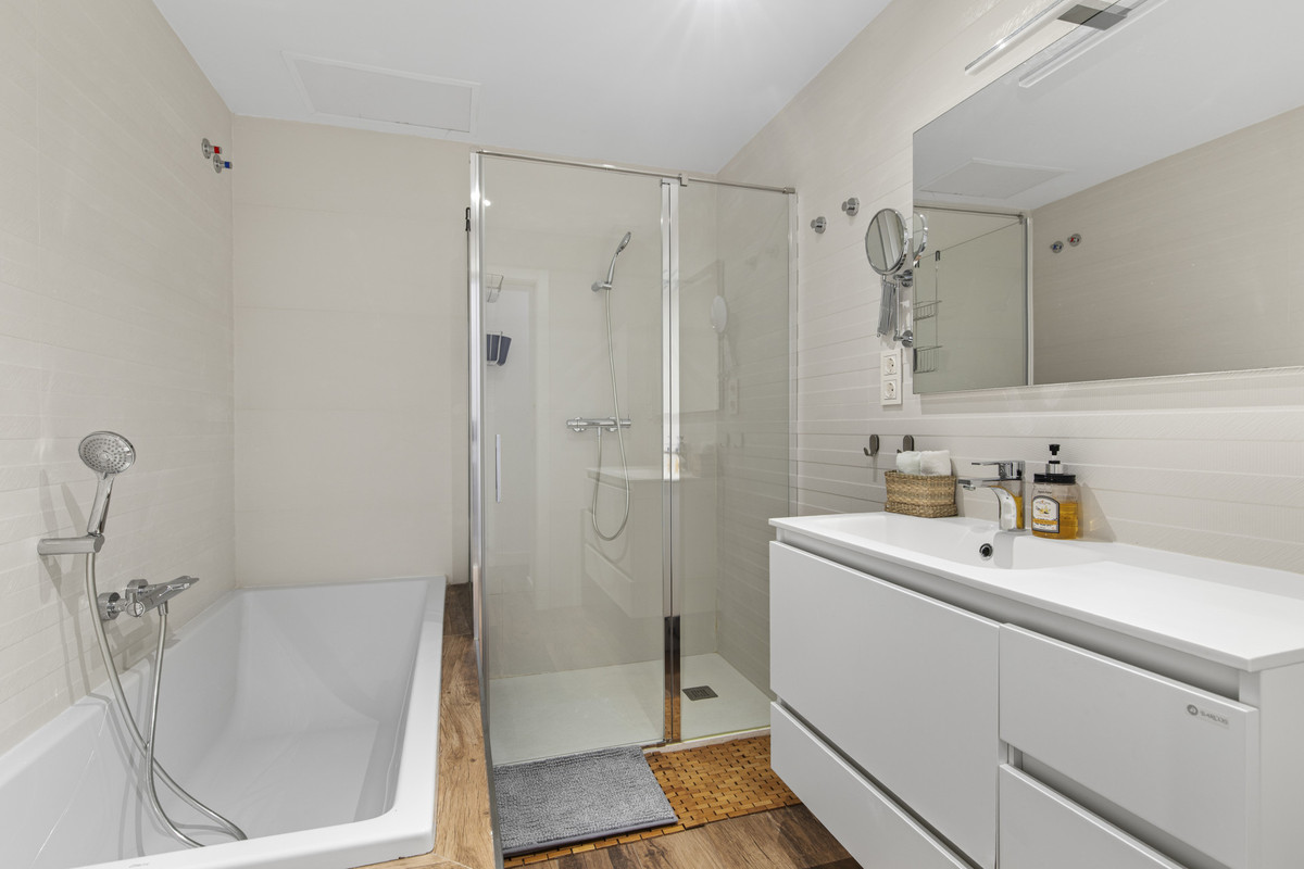 c43c5a82fb64ec2706bcb645dd85a5f9 - 18