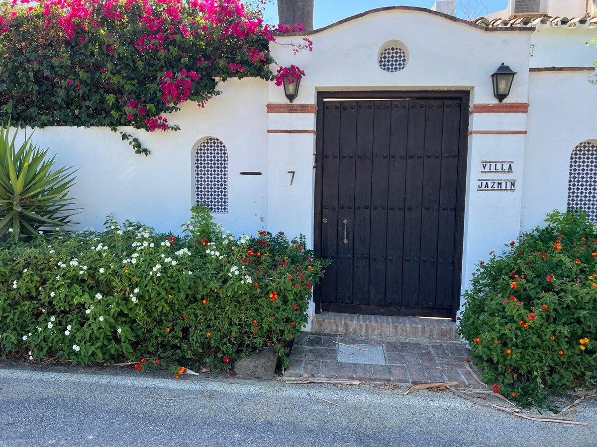 c8cc9dac430f85797c0ea921a06efee6 - 1