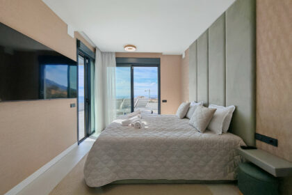 d20a4f083cdc2641e80d7471501667d0 - 12