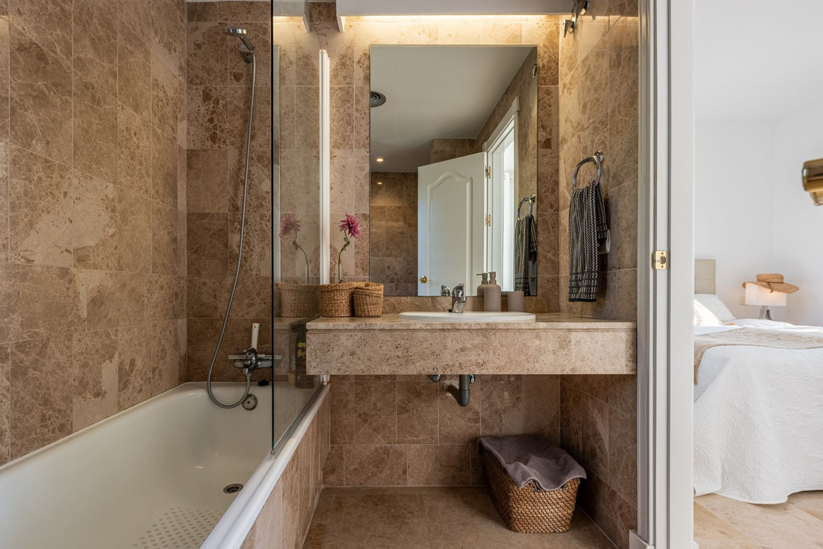 de05329b64c4322b8b40df7cc0fe6c74 - 14