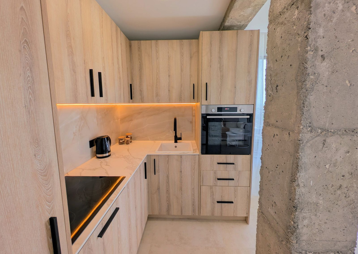 e26a18fb8cf884d0fe4dc2af72c8e83e - 18