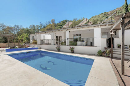 e435f7f1279a518729c69f015c04cd20 - 1