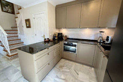 e5b321a9bbd9b168d8c8fede54ae5945 - 12