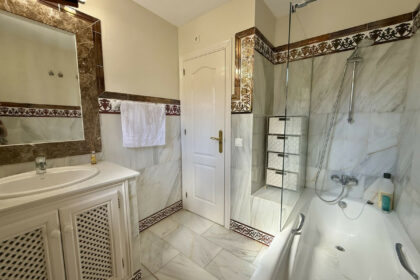 e5b321a9bbd9b168d8c8fede54ae5945 - 24