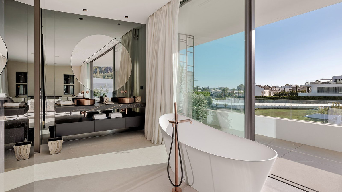 e5b35cbd589a8f3cca24637d01a622ad - 18