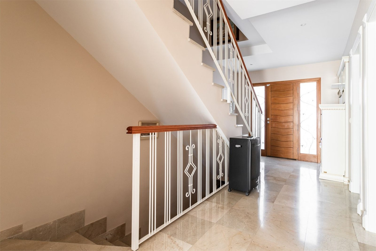 e79b6811f8b45373567571372cc0288a - 12