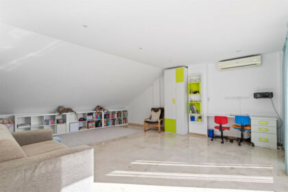 e79b6811f8b45373567571372cc0288a - 15