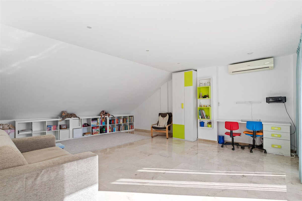 e79b6811f8b45373567571372cc0288a - 15