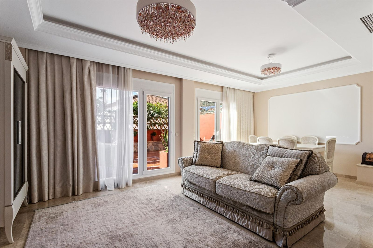 e79b6811f8b45373567571372cc0288a - 2