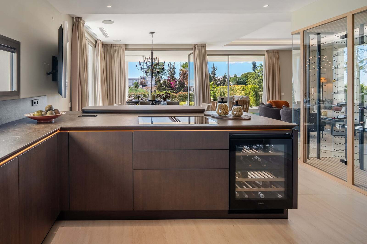 ebaaa2bf8d4f586af712f57a8ae4ded7 - 12