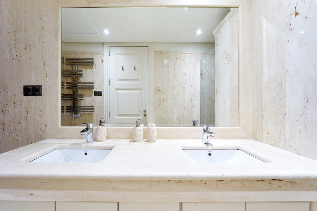 ebf979f6f5a1f87d574bc898fd84192a - 20