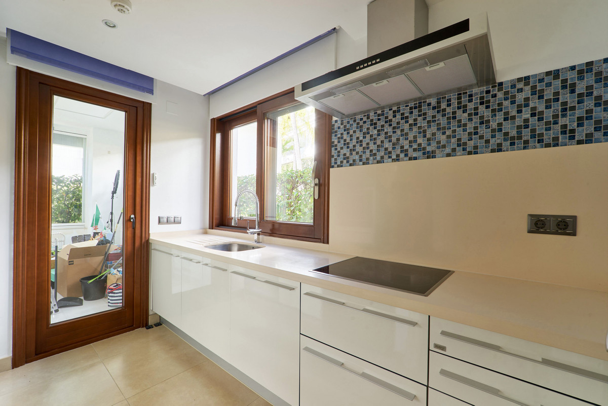 ebf979f6f5a1f87d574bc898fd84192a - 23