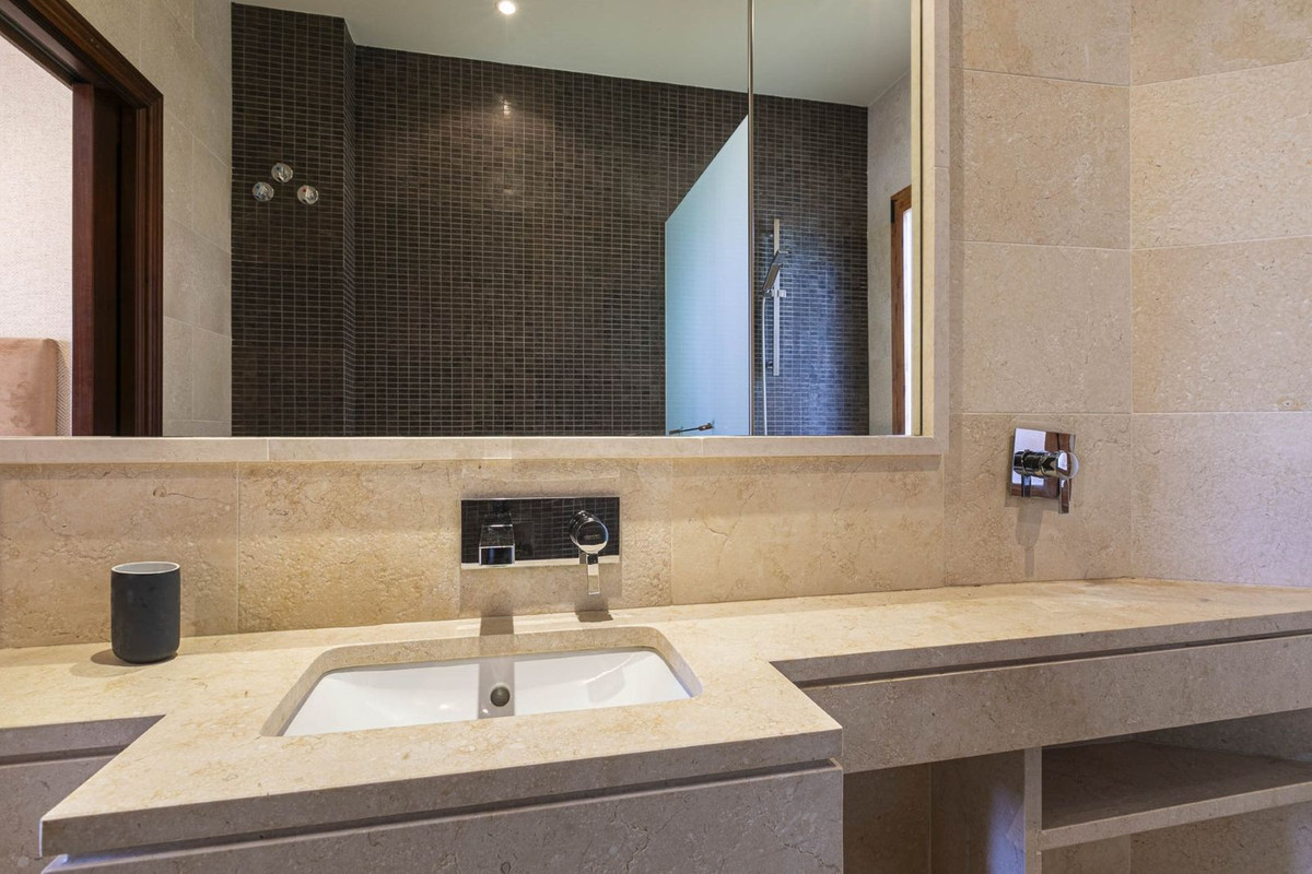 efc33ea68924edd9f1b216a90913ac39 - 20