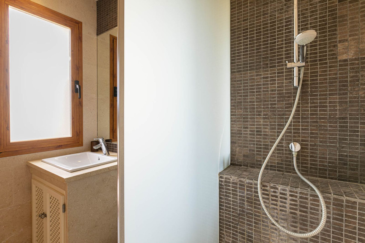 efc33ea68924edd9f1b216a90913ac39 - 24