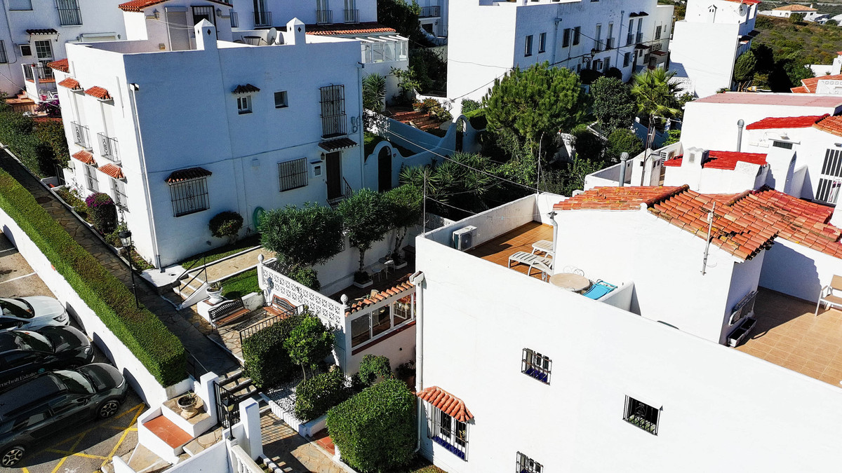 fff0453b274867a4f7cdaf9a6b9f49e1 - 12