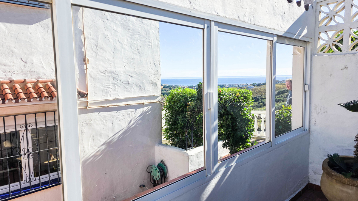 fff0453b274867a4f7cdaf9a6b9f49e1 - 17