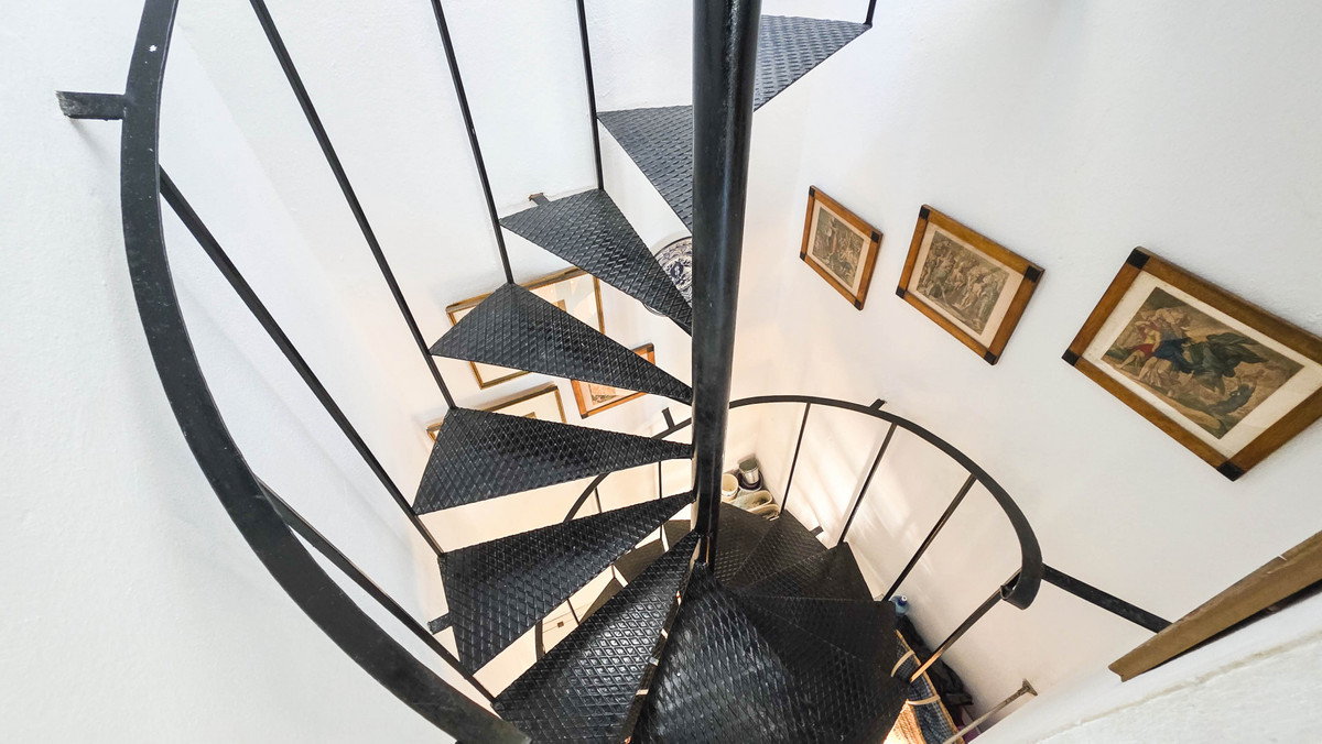 fff0453b274867a4f7cdaf9a6b9f49e1 - 25