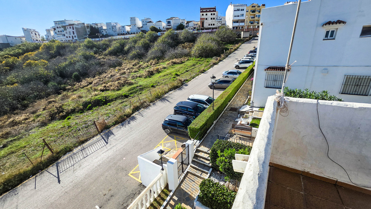 fff0453b274867a4f7cdaf9a6b9f49e1 - 32