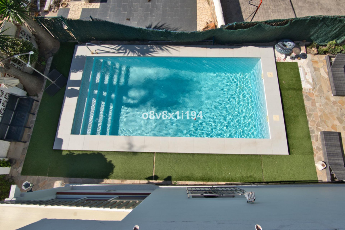 0472f94fd7cb516cce7ba24f4ed7954b - 1