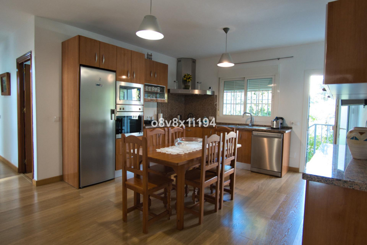 0472f94fd7cb516cce7ba24f4ed7954b - 12