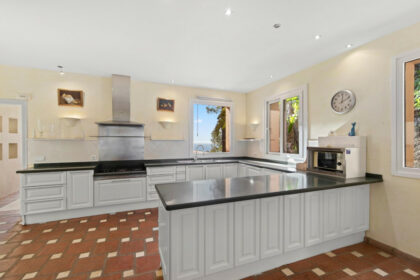 125d320e91d9b7f3611256610639e17e - 10