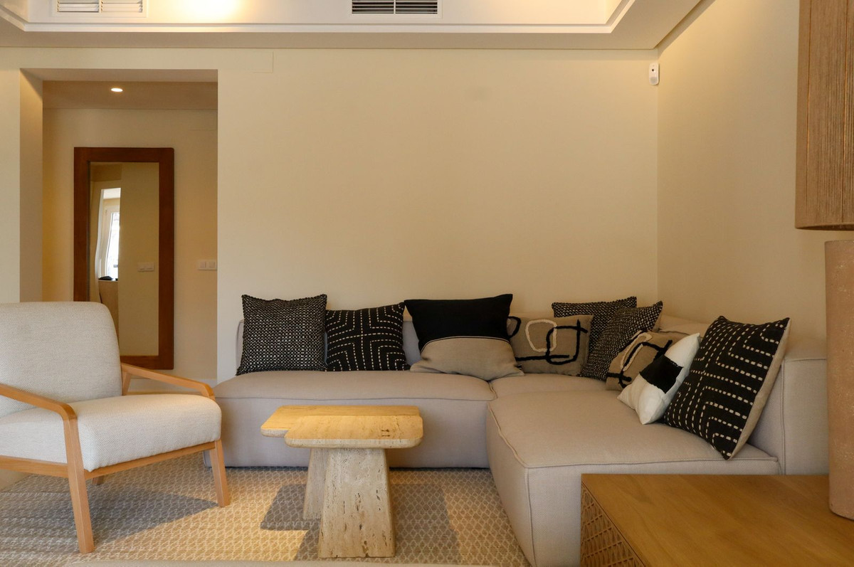 46160ce9d3f8f8a7ba3568667f72a12a - 24