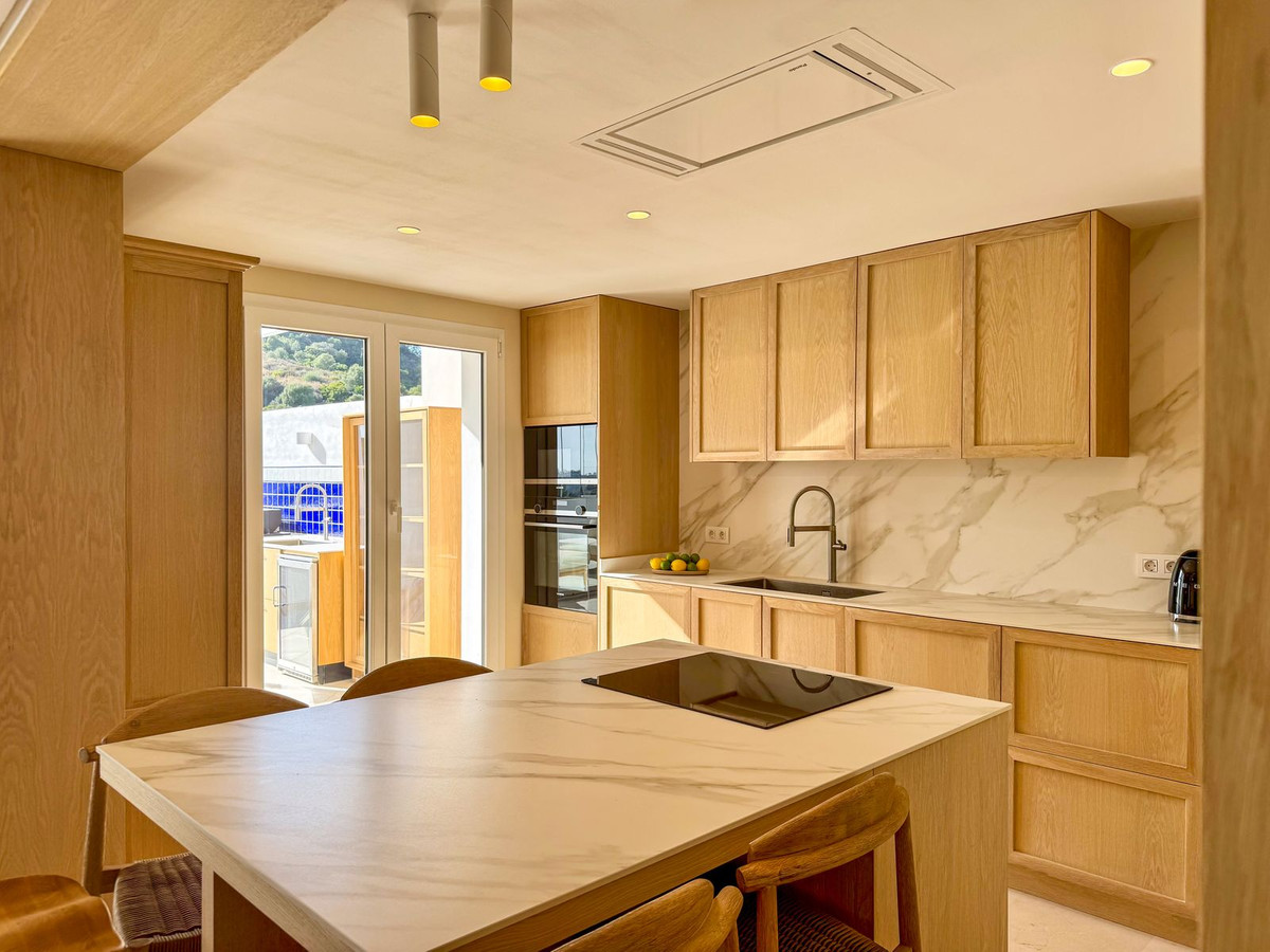 46160ce9d3f8f8a7ba3568667f72a12a - 4