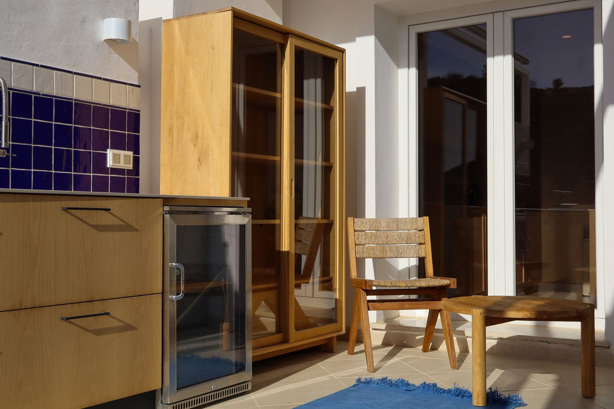 46160ce9d3f8f8a7ba3568667f72a12a - 52