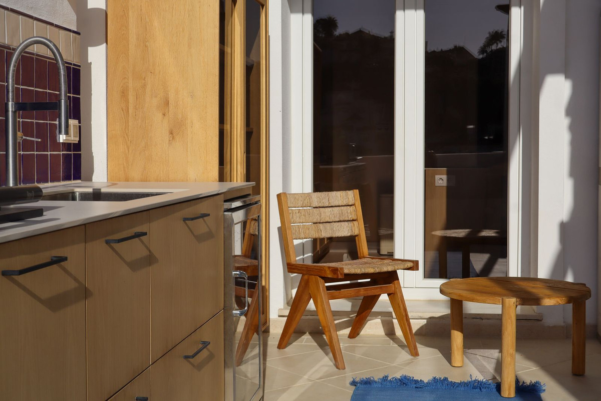 46160ce9d3f8f8a7ba3568667f72a12a - 53