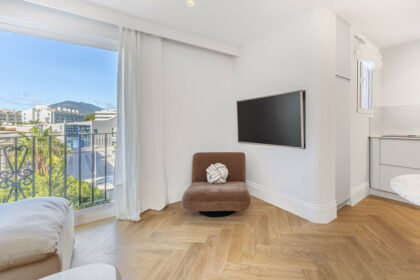 4c401e1f77bf3a79a1ea653ea8c3b82d - 9