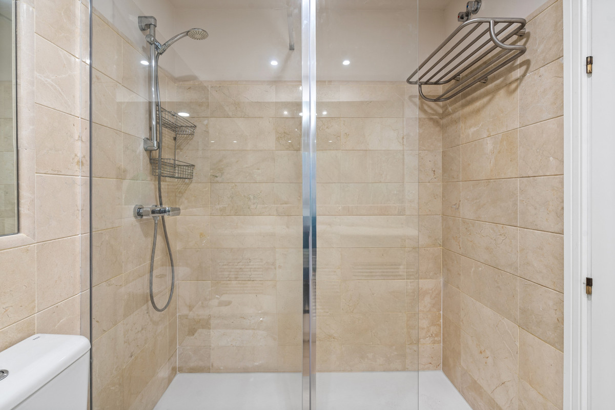 51f5eee897ec4fba0134441cabe8378f - 20