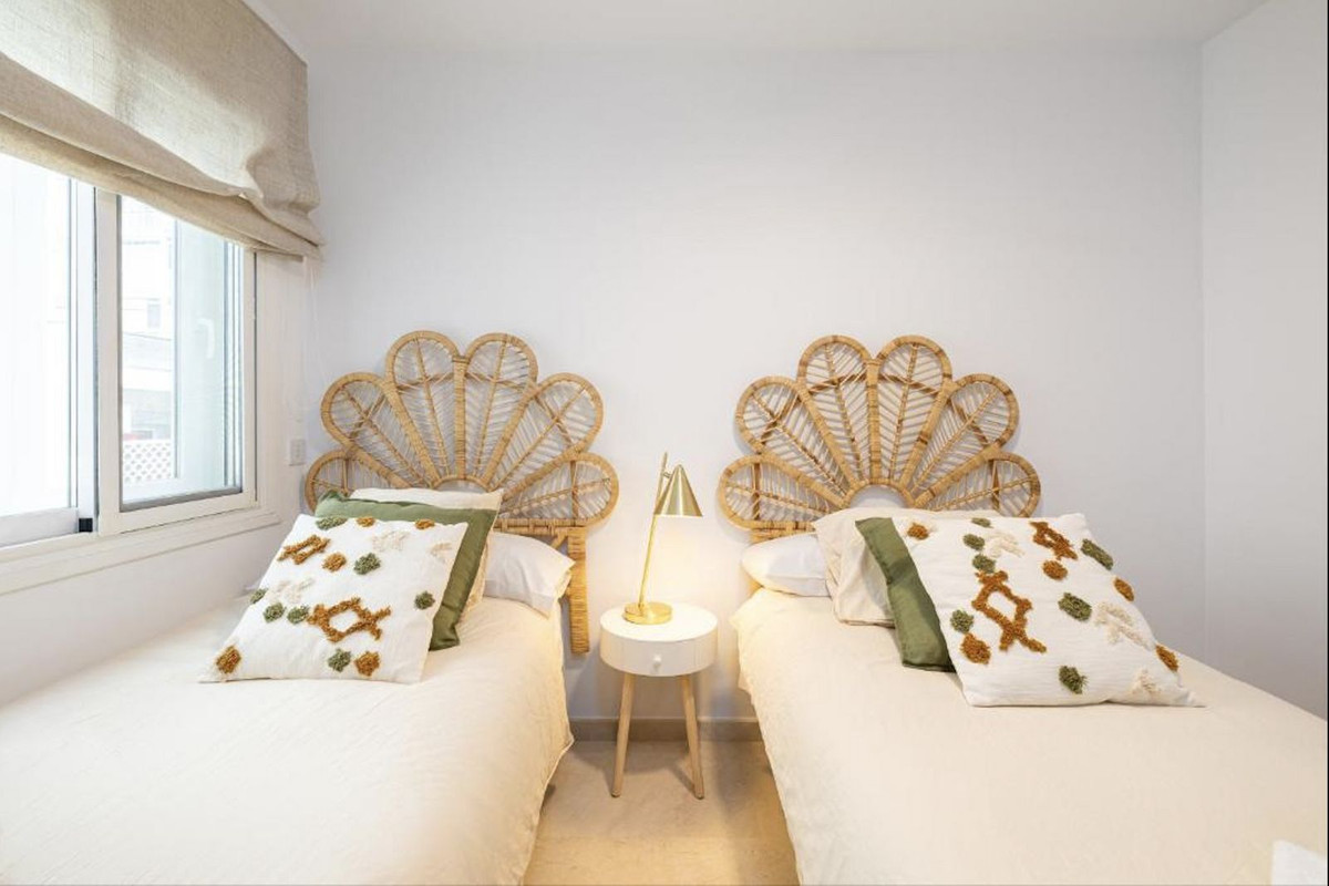 67410b0271d05e4b05bf9eb4270ae526 - 14