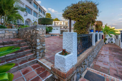 99fdefe5da240457eeebeb4f295b591a - 39