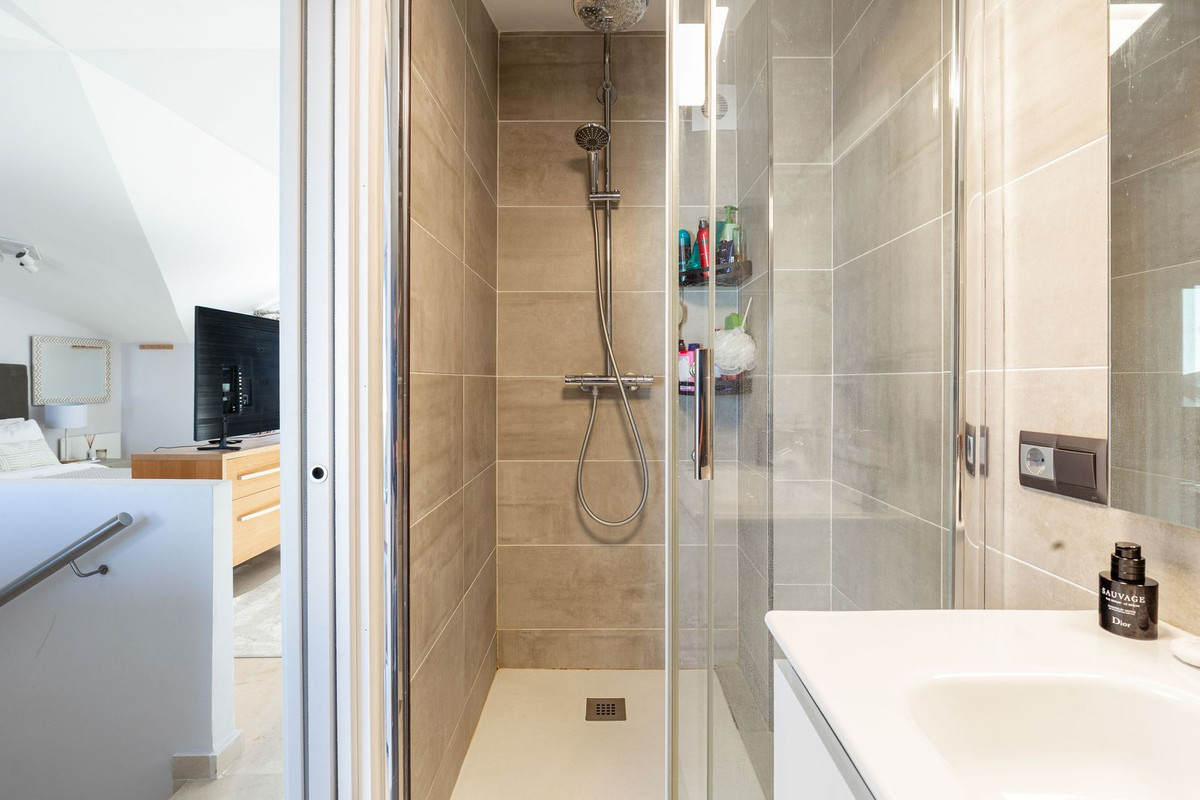 a51884f58962e421ccdbfb4a0d424eb2 - 32